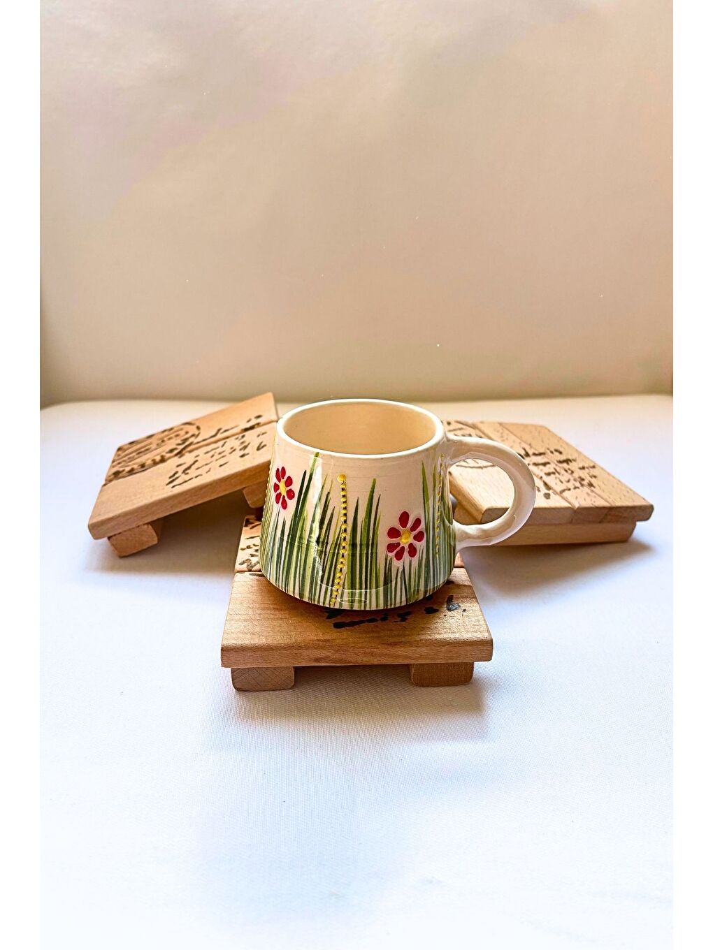 Kahverengi Leftover - 4’lü Ham Masif Ahşap El Yapımı Mektup Desenli Bardak Altığı Seti