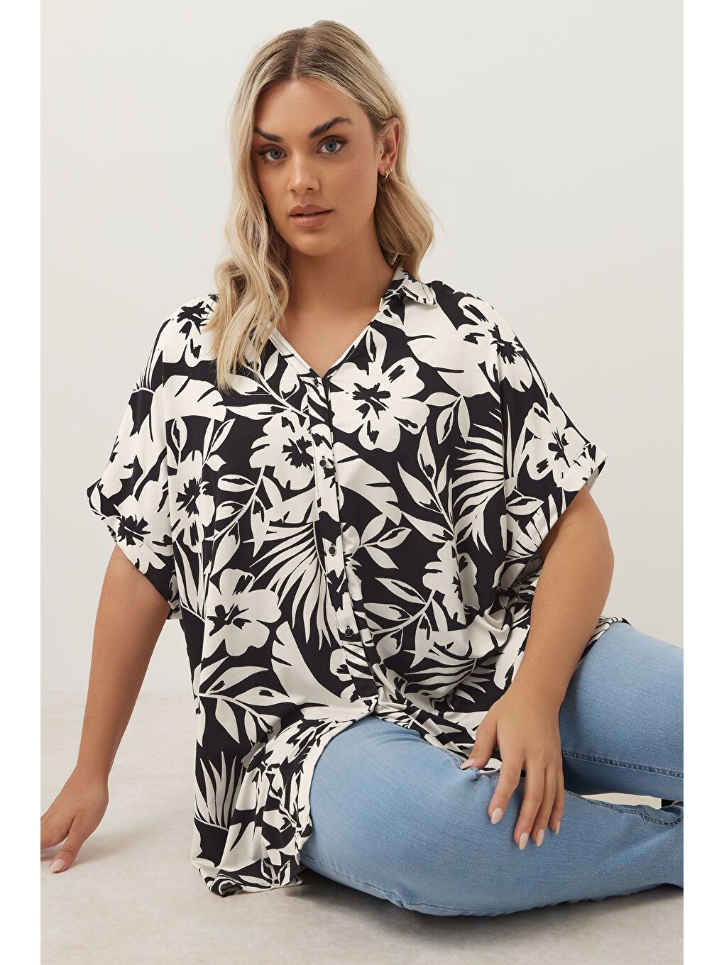 Siyah Büyük Beden Kısa Kollu Çiçek Desenli Gömlek 303686-1