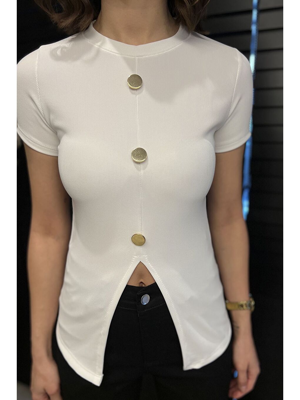 Beyaz Gold Düğme Detaylı Yırtmaçlı Ottoman Kumaş Tarz Bluz-3