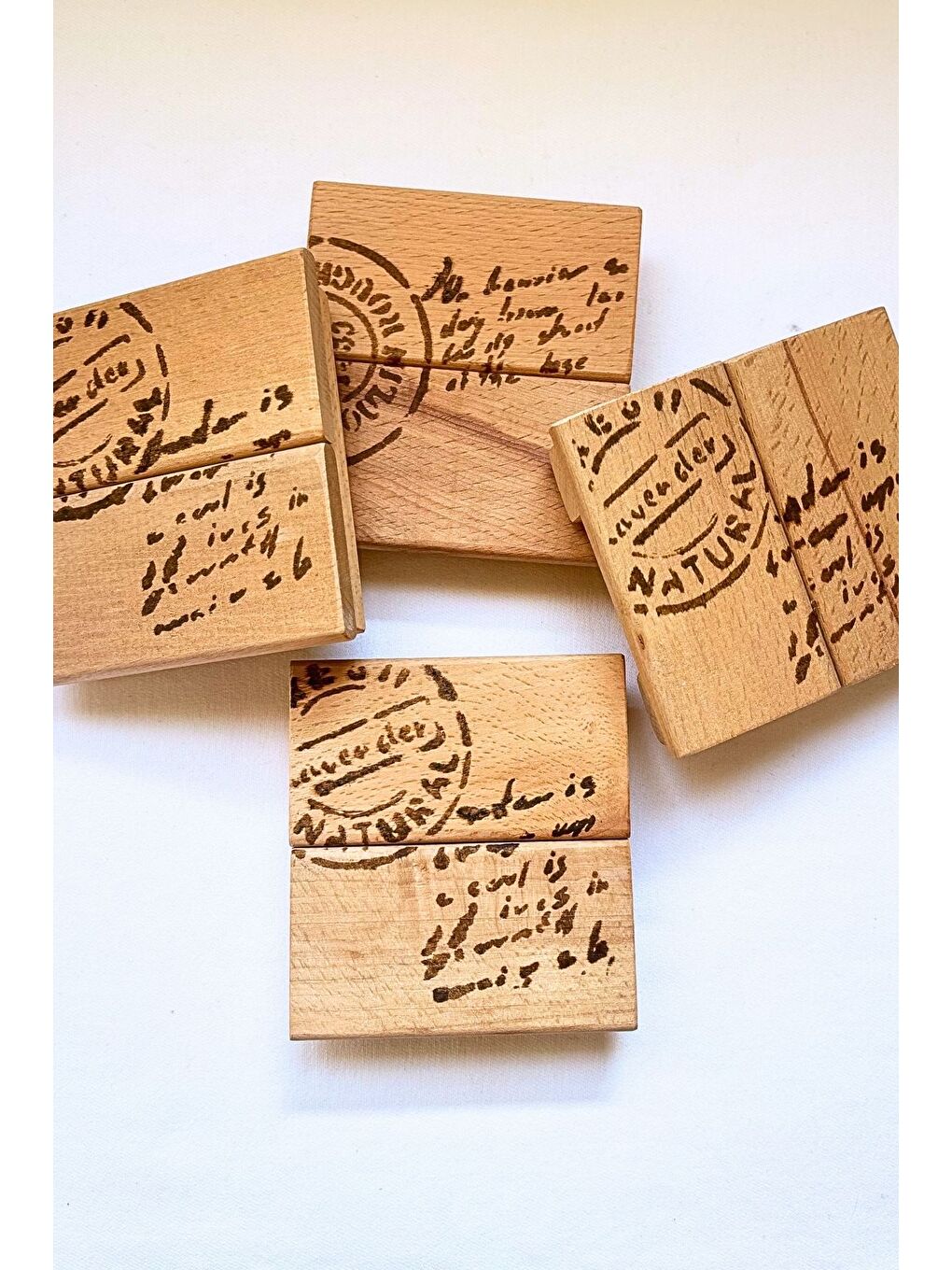 Kahverengi Leftover - 4’lü Ham Masif Ahşap El Yapımı Mektup Desenli Bardak Altığı Seti-2