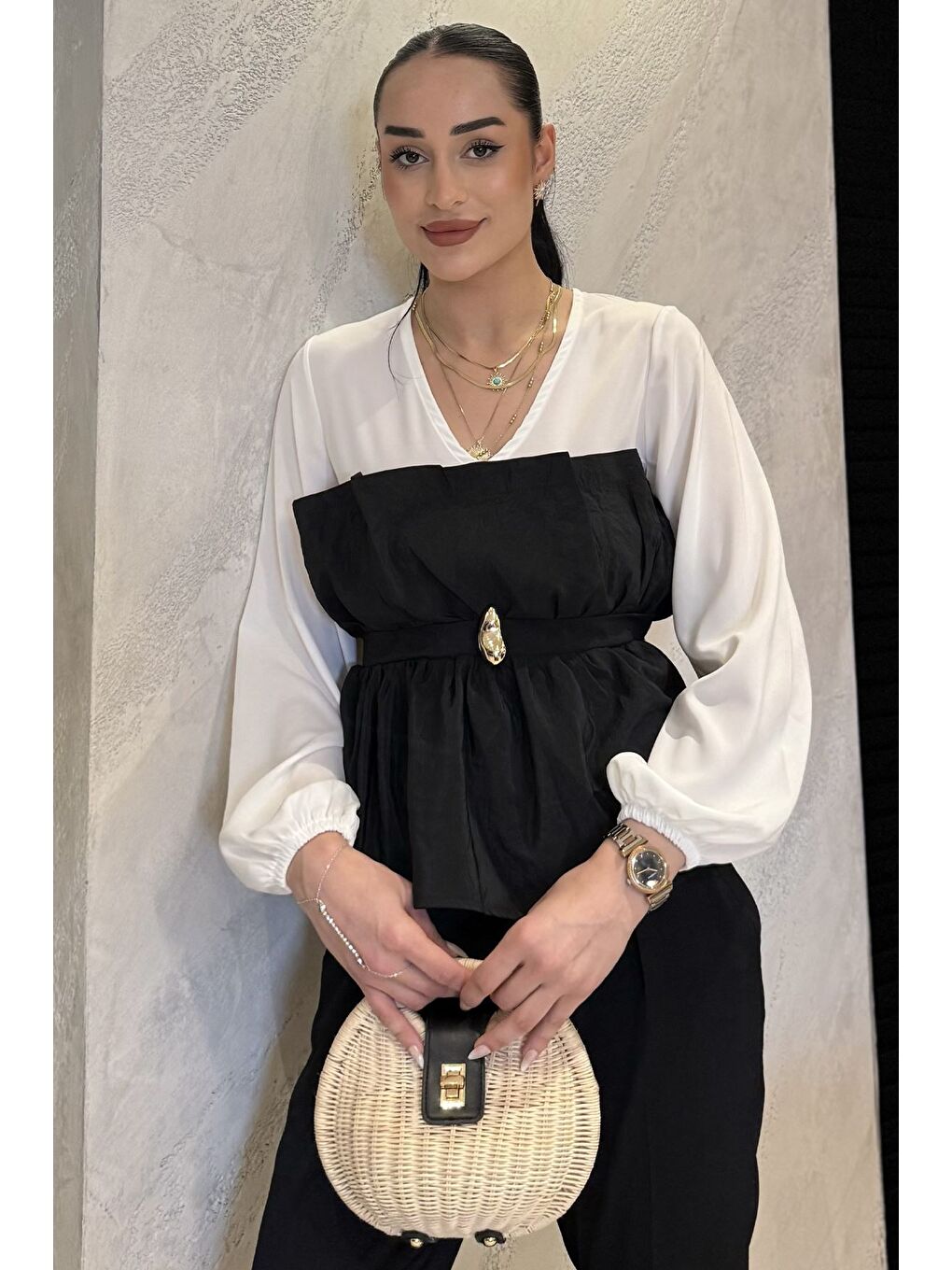 Siyah V Yaka Garnili Tokalı Kadın Bluz