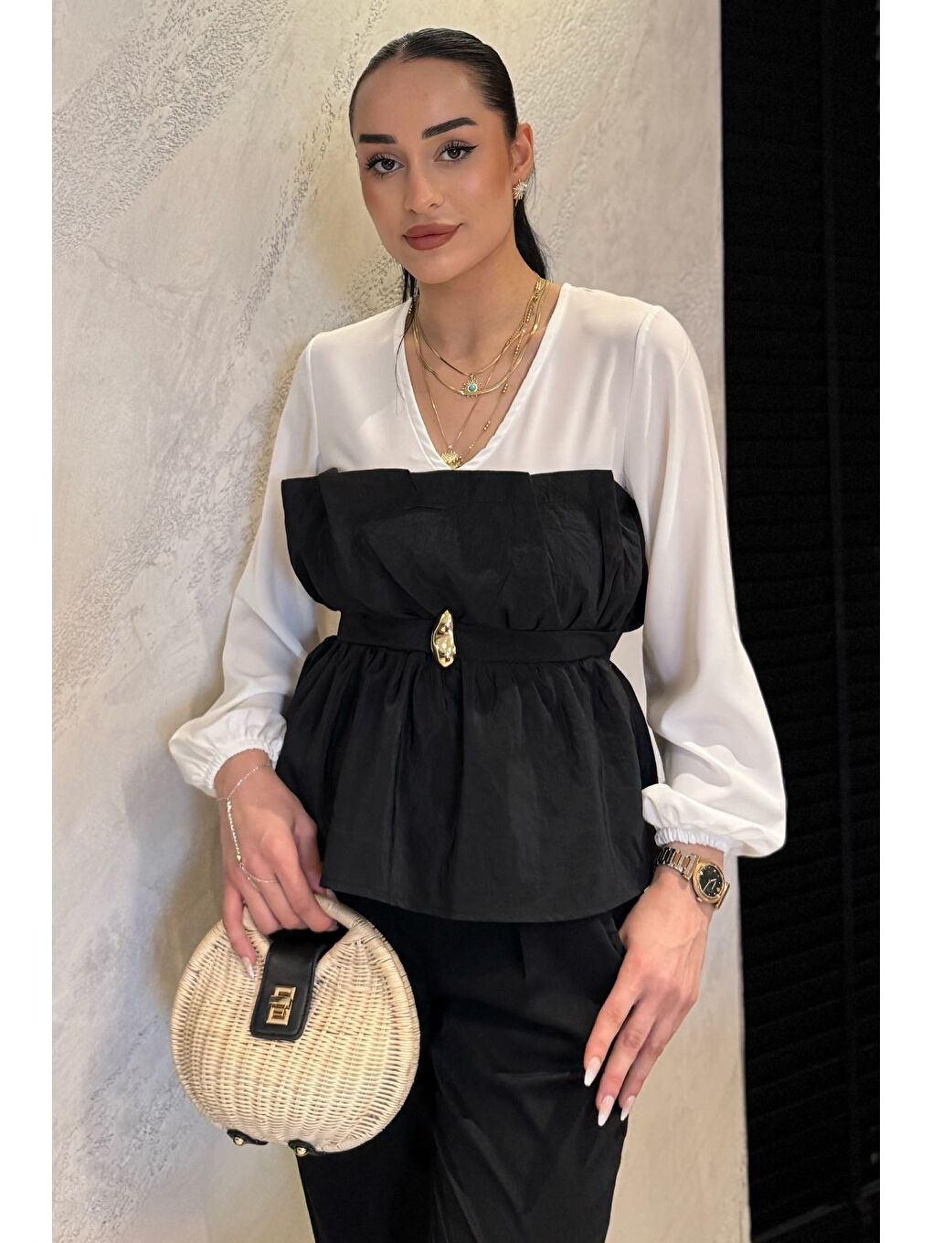 Siyah V Yaka Garnili Tokalı Kadın Bluz-1