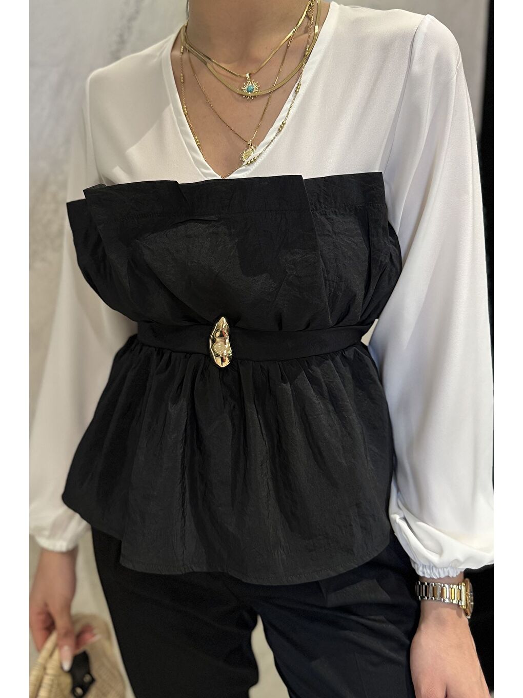 Siyah V Yaka Garnili Tokalı Kadın Bluz-2