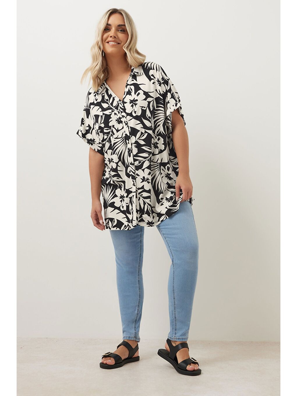 Siyah Büyük Beden Kısa Kollu Çiçek Desenli Gömlek 303686-3