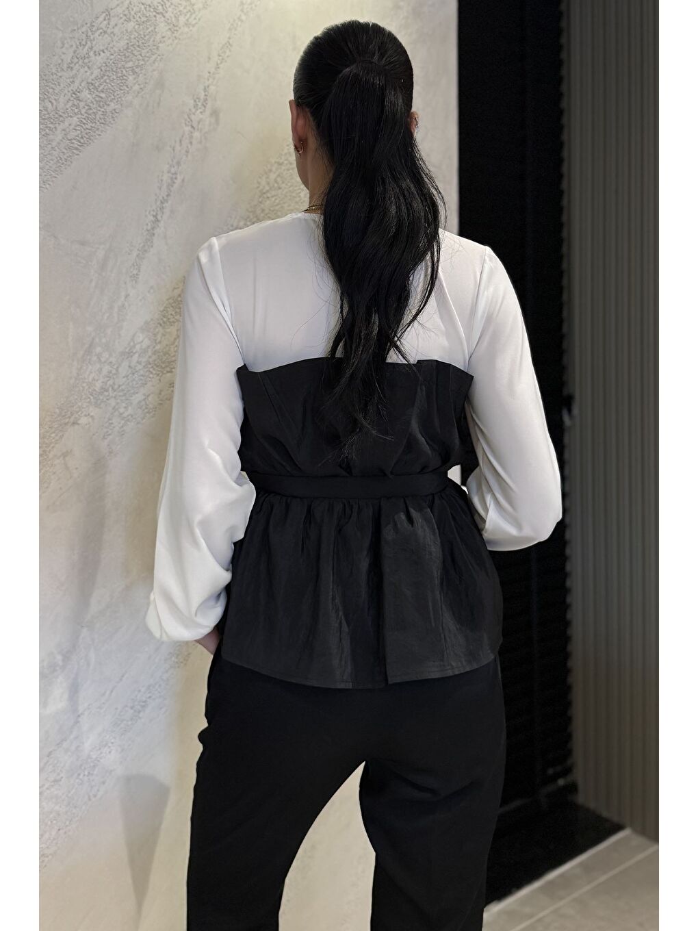 Siyah V Yaka Garnili Tokalı Kadın Bluz-3