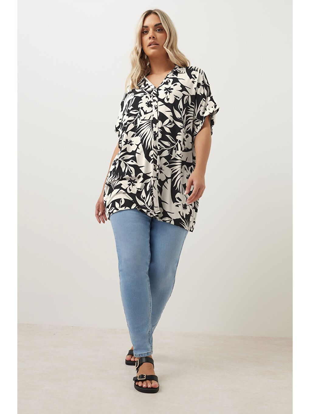 Siyah Büyük Beden Kısa Kollu Çiçek Desenli Gömlek 303686-4