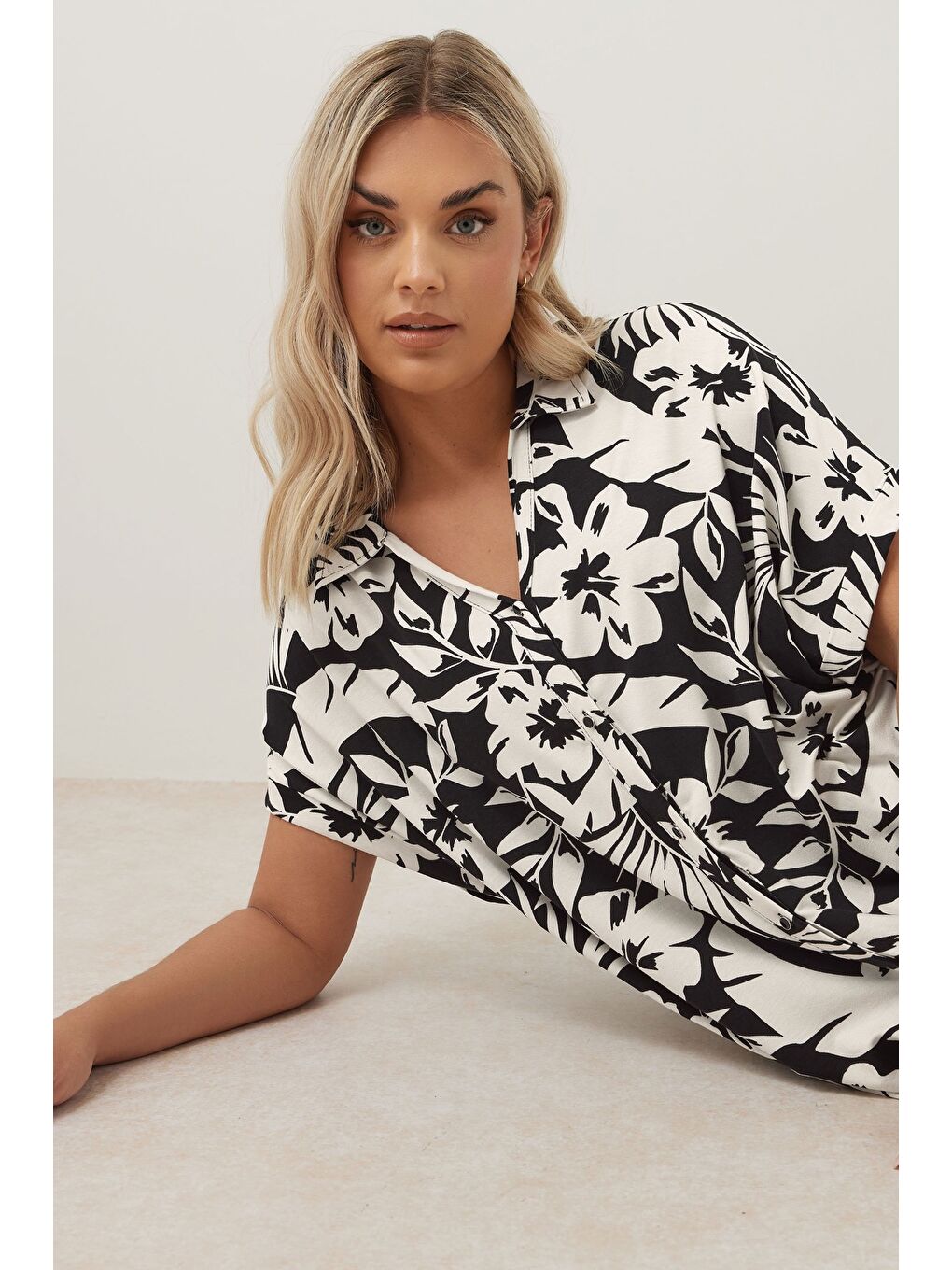 Siyah Büyük Beden Kısa Kollu Çiçek Desenli Gömlek 303686-5