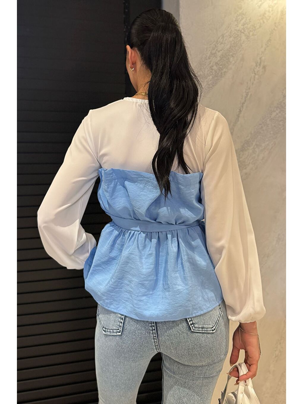 Mavi V Yaka Garnili Tokalı Kadın Bluz-3