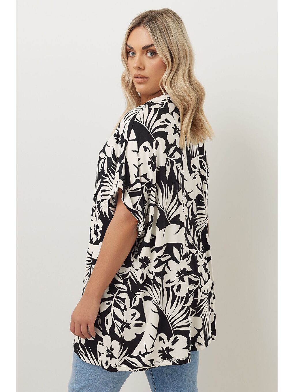 Siyah Büyük Beden Kısa Kollu Çiçek Desenli Gömlek 303686-6