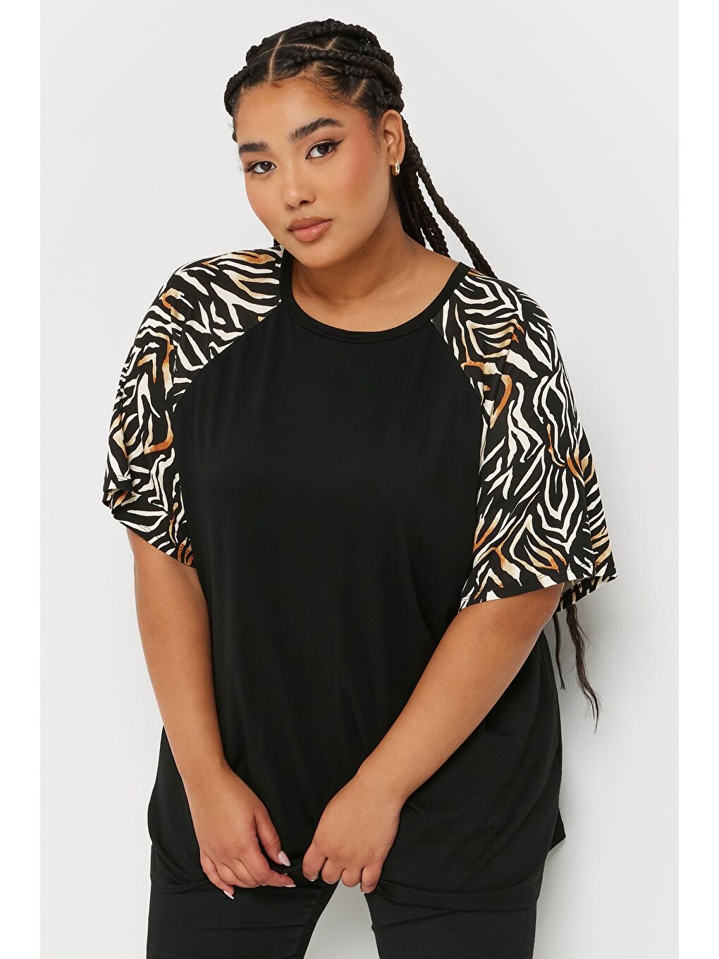 Siyah Büyük Beden Kısa Kollu Bisiklet Yaka Leopar Desenli T-shirt 303729