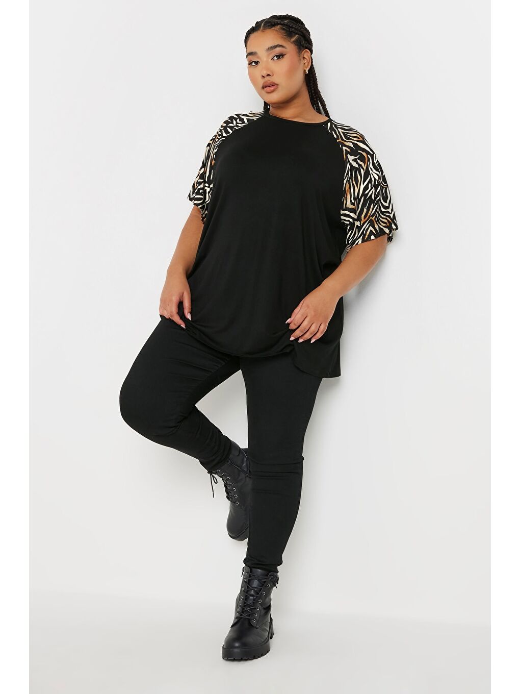 Siyah Büyük Beden Kısa Kollu Bisiklet Yaka Leopar Desenli T-shirt 303729-3