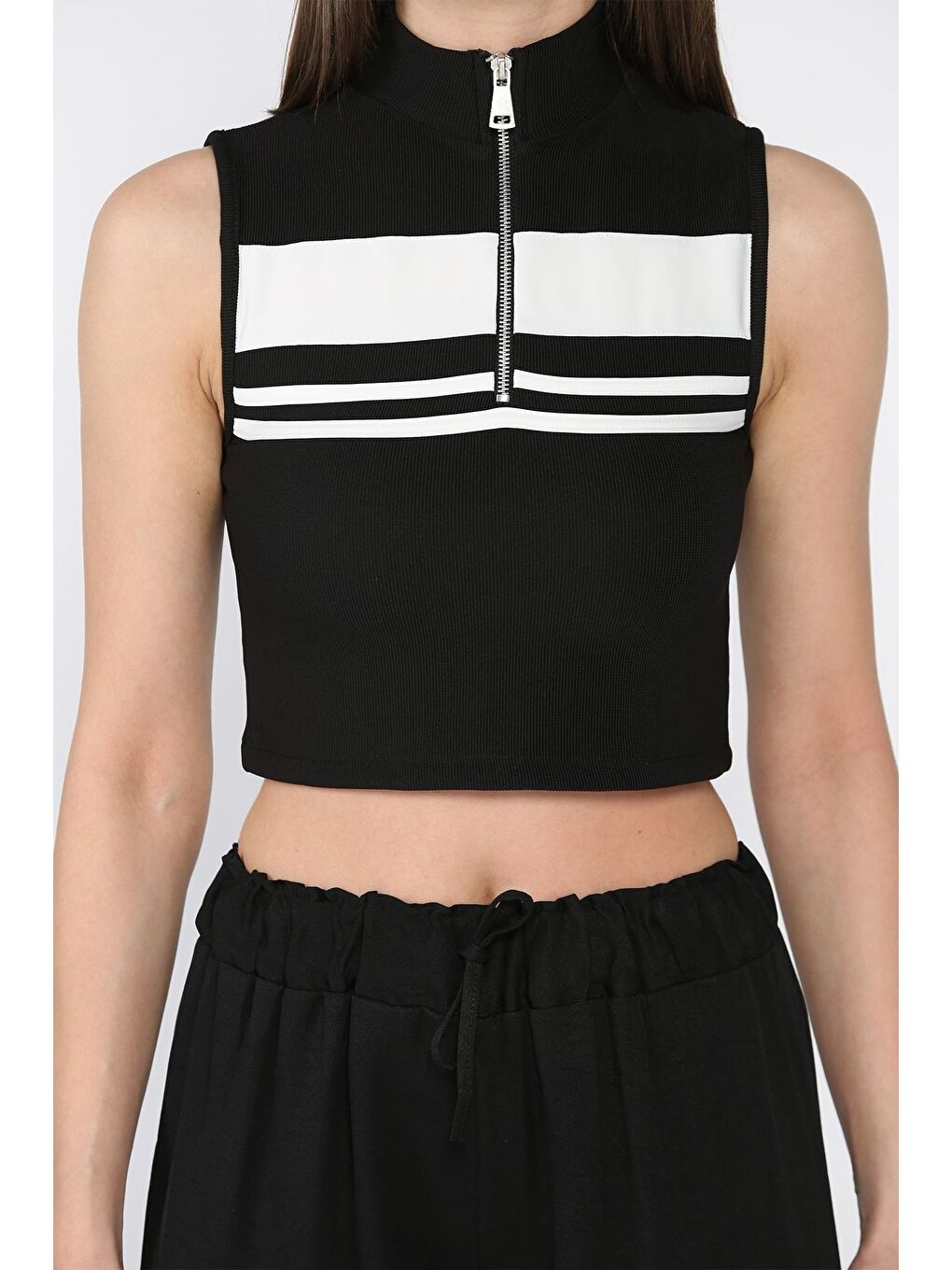Siyah Kadın Yarım Fermuarlı Şerit Desenli Crop Top Bluz-3