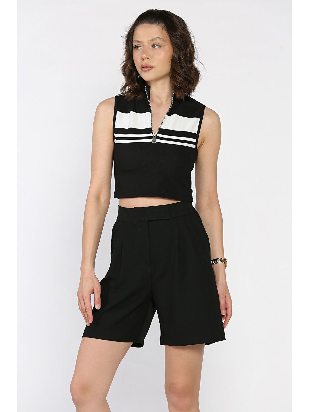 Siyah Kadın Bel Lastikli Pileli Yüksek Bel Cırtlı Şort