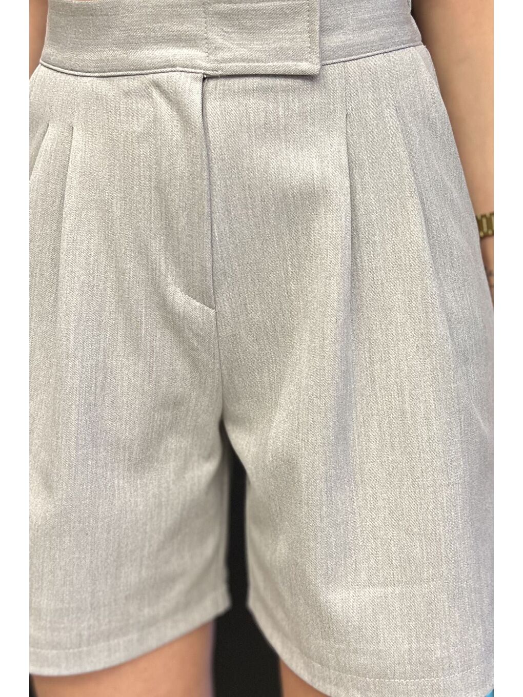 Gri Kadın Bel Lastikli Pileli Yüksek Bel Cırtlı Şort-3