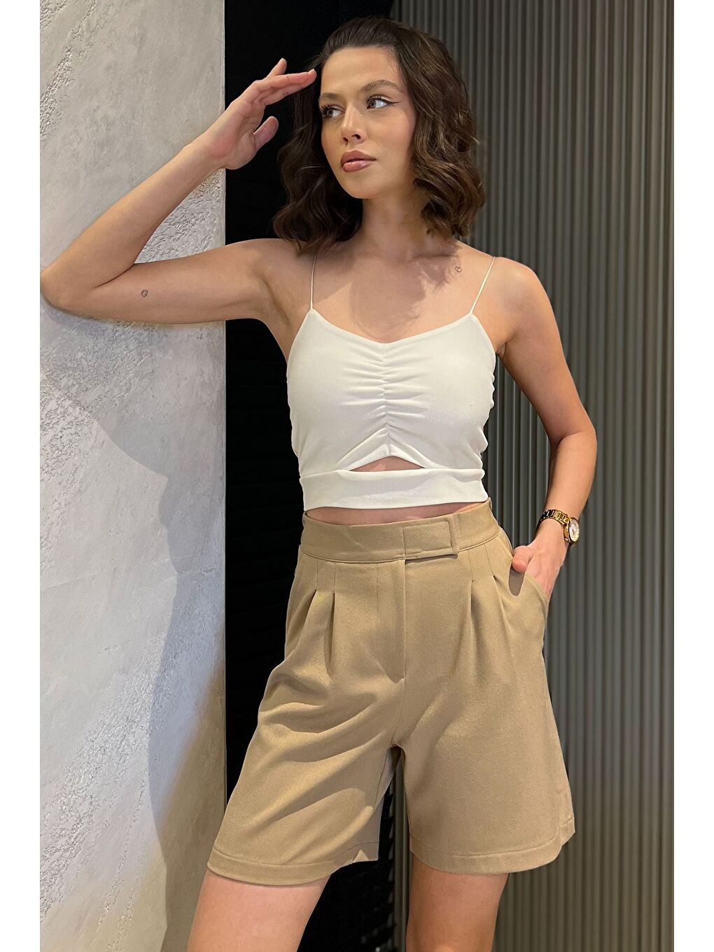 Ekru Kadın Bel Lastikli Pileli Yüksek Bel Cırtlı Şort-1