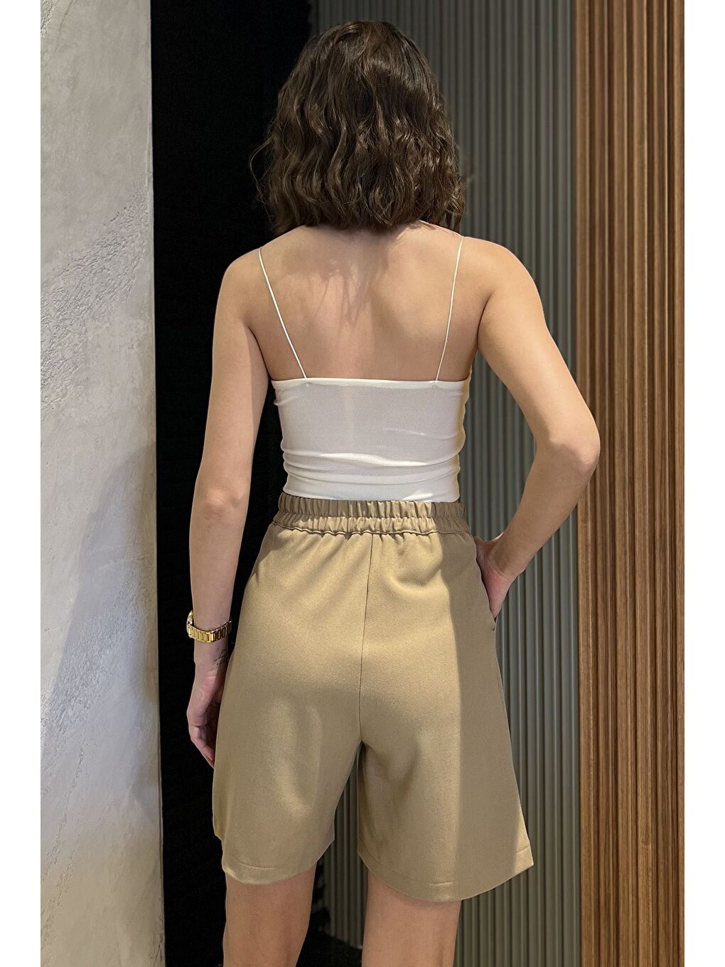 Ekru Kadın Bel Lastikli Pileli Yüksek Bel Cırtlı Şort-2