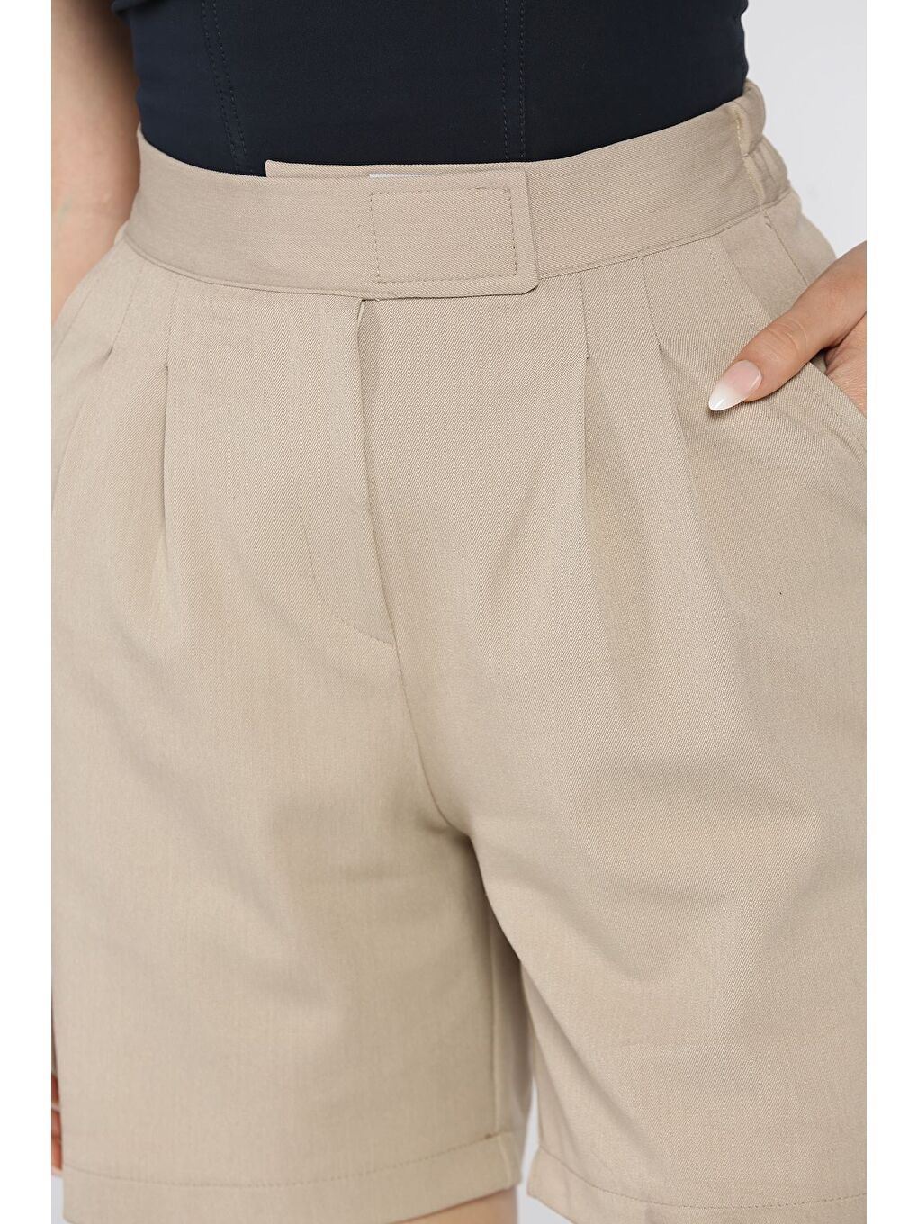 Bej Kadın Bel Lastikli Pileli Yüksek Bel Cırtlı Şort-3