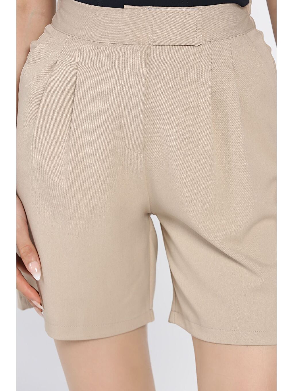Bej Kadın Bel Lastikli Pileli Yüksek Bel Cırtlı Şort-3