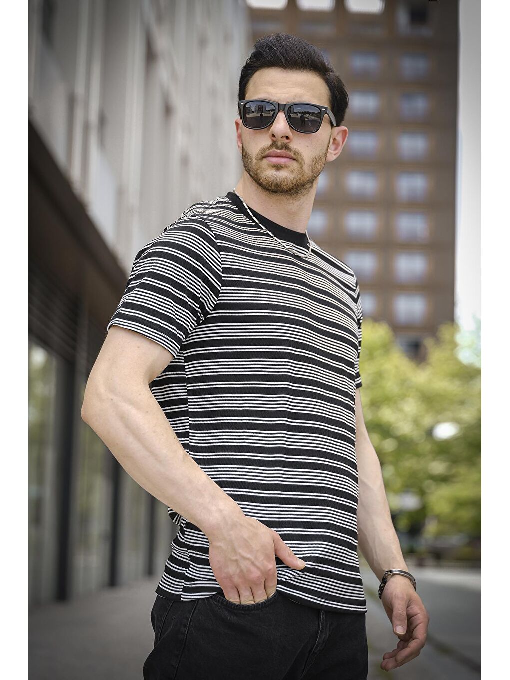 Siyah Çizgili Örme Yaka Likralı Erkek Tişört