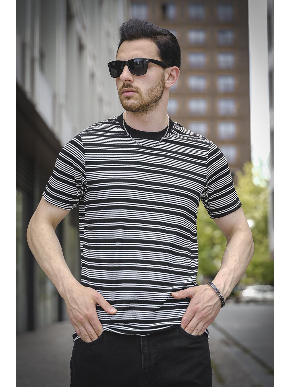 Siyah Çizgili Örme Yaka Likralı Erkek Tişört-1