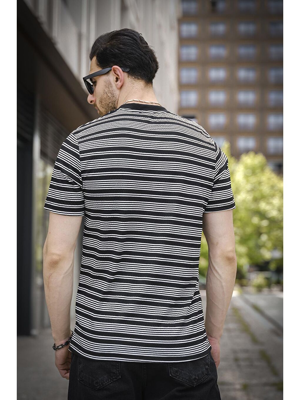 Siyah Çizgili Örme Yaka Likralı Erkek Tişört-2