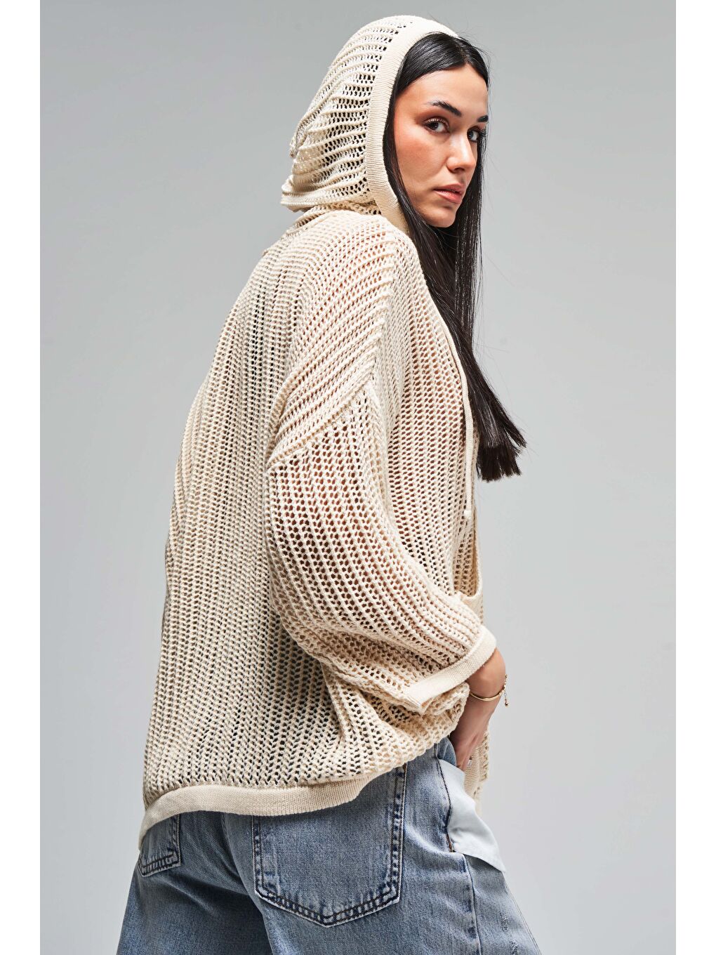 Kadın Bej Renk Bol Kesim İnce Delikli Ajurlu Kapüşonlu Tasarım Triko-1