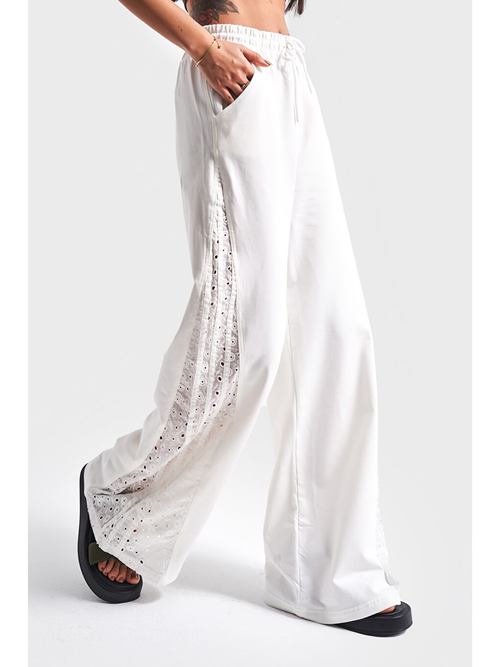 Kadın Ekru Renk Yanı Dantelli Tasarım Örme Eşofman Pantolon