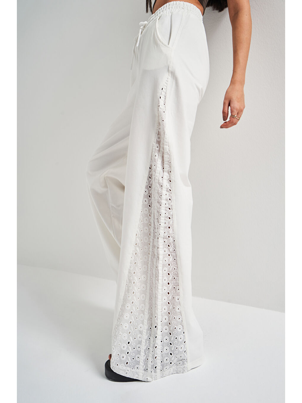 Kadın Ekru Renk Yanı Dantelli Tasarım Örme Eşofman Pantolon-2