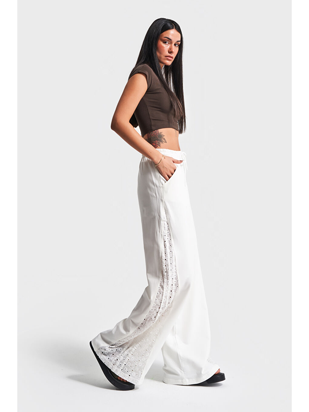 Kadın Ekru Renk Yanı Dantelli Tasarım Örme Eşofman Pantolon-4