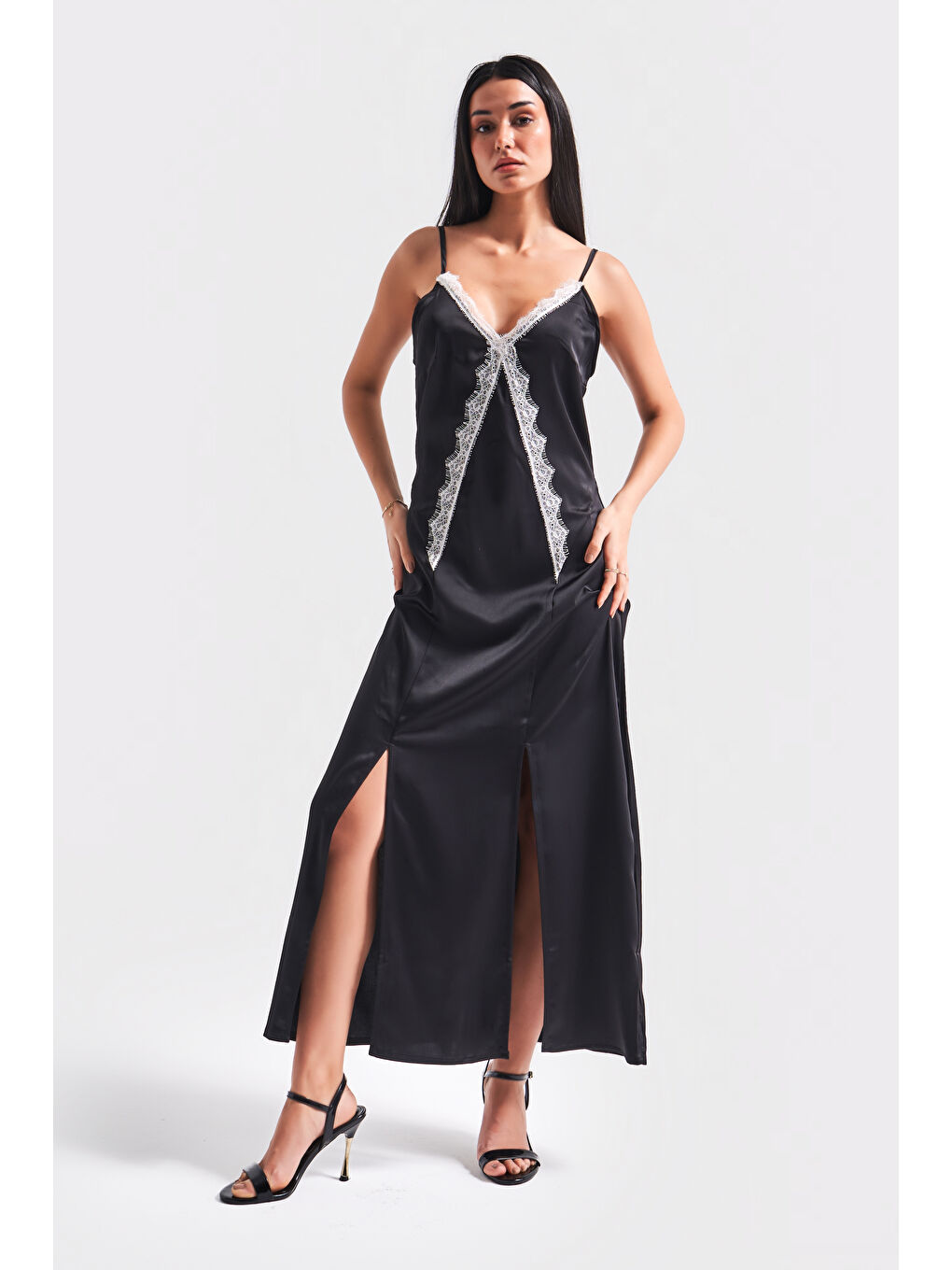 Kadın Siyah Renk Esnek Saten Kumaş Askılı Yırtmaç Detaylı Dantelli Tasarım Elbise
