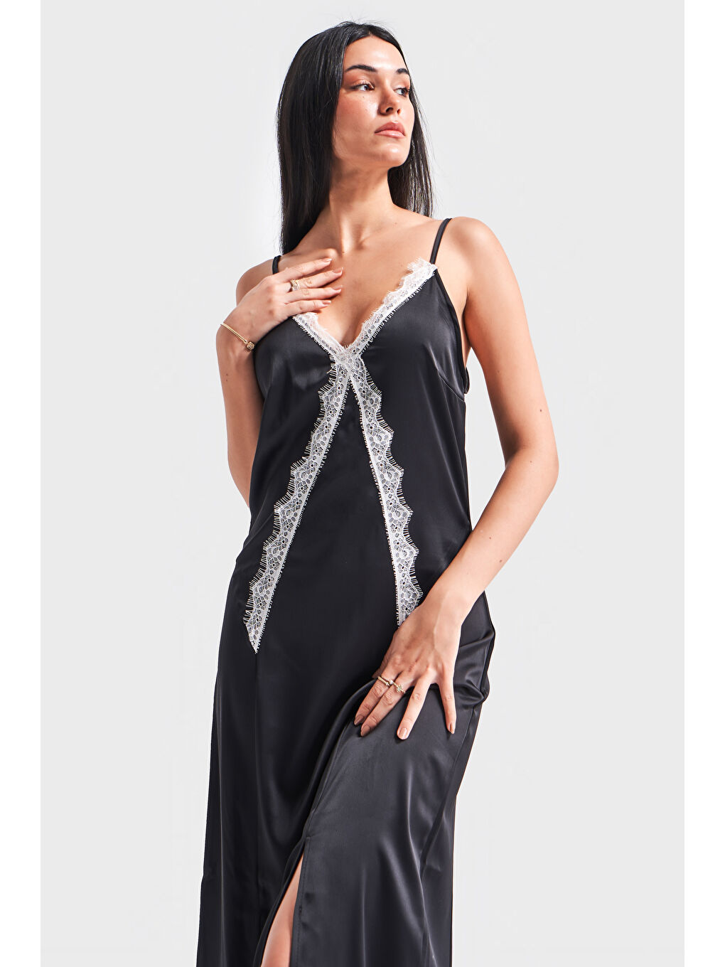 Kadın Siyah Renk Esnek Saten Kumaş Askılı Yırtmaç Detaylı Dantelli Tasarım Elbise-1