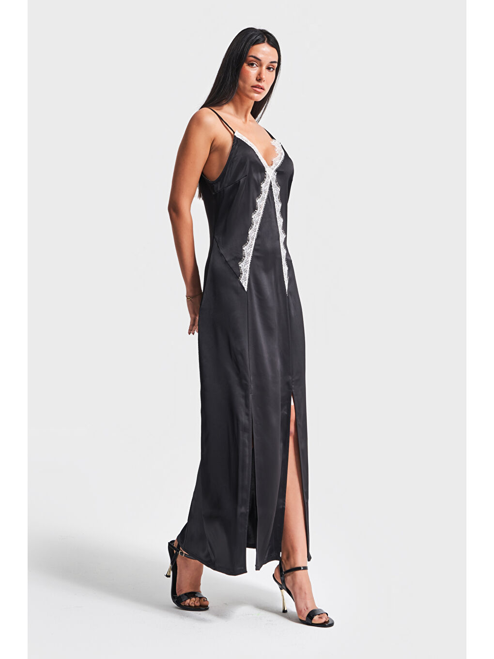 Kadın Siyah Renk Esnek Saten Kumaş Askılı Yırtmaç Detaylı Dantelli Tasarım Elbise-2