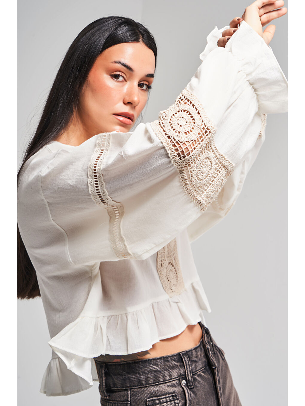 Kadın Ekru Renk Bol Kesim Etnik Desen Tasarımlı Bluz-1