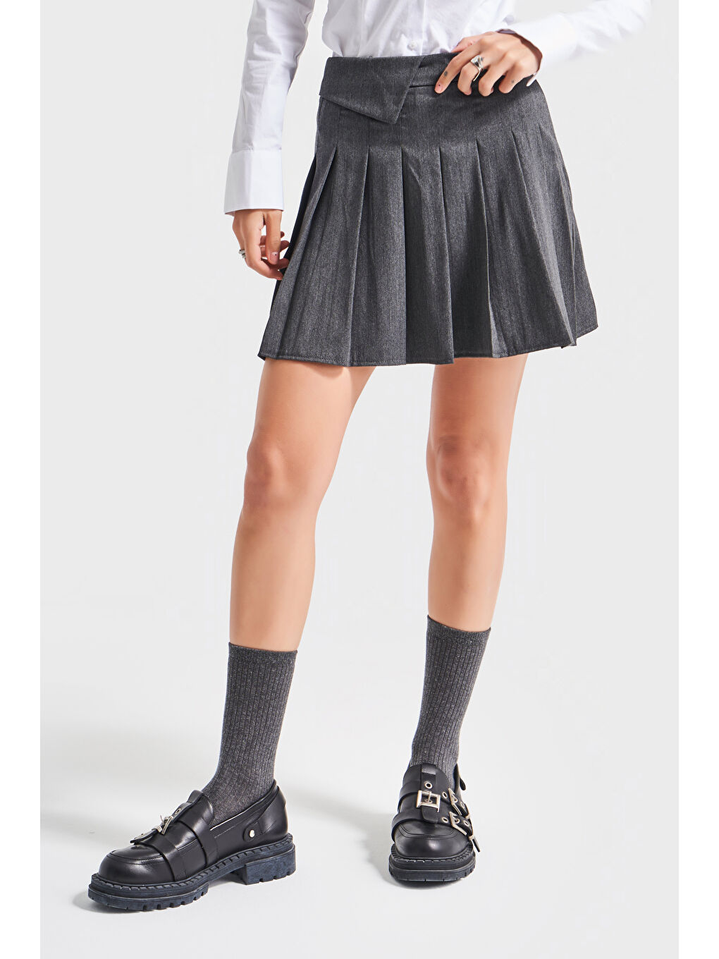 Gri Kadın Füme Renk S5-45 Kemer Detaylı Pileli Mini Kumaş Etek