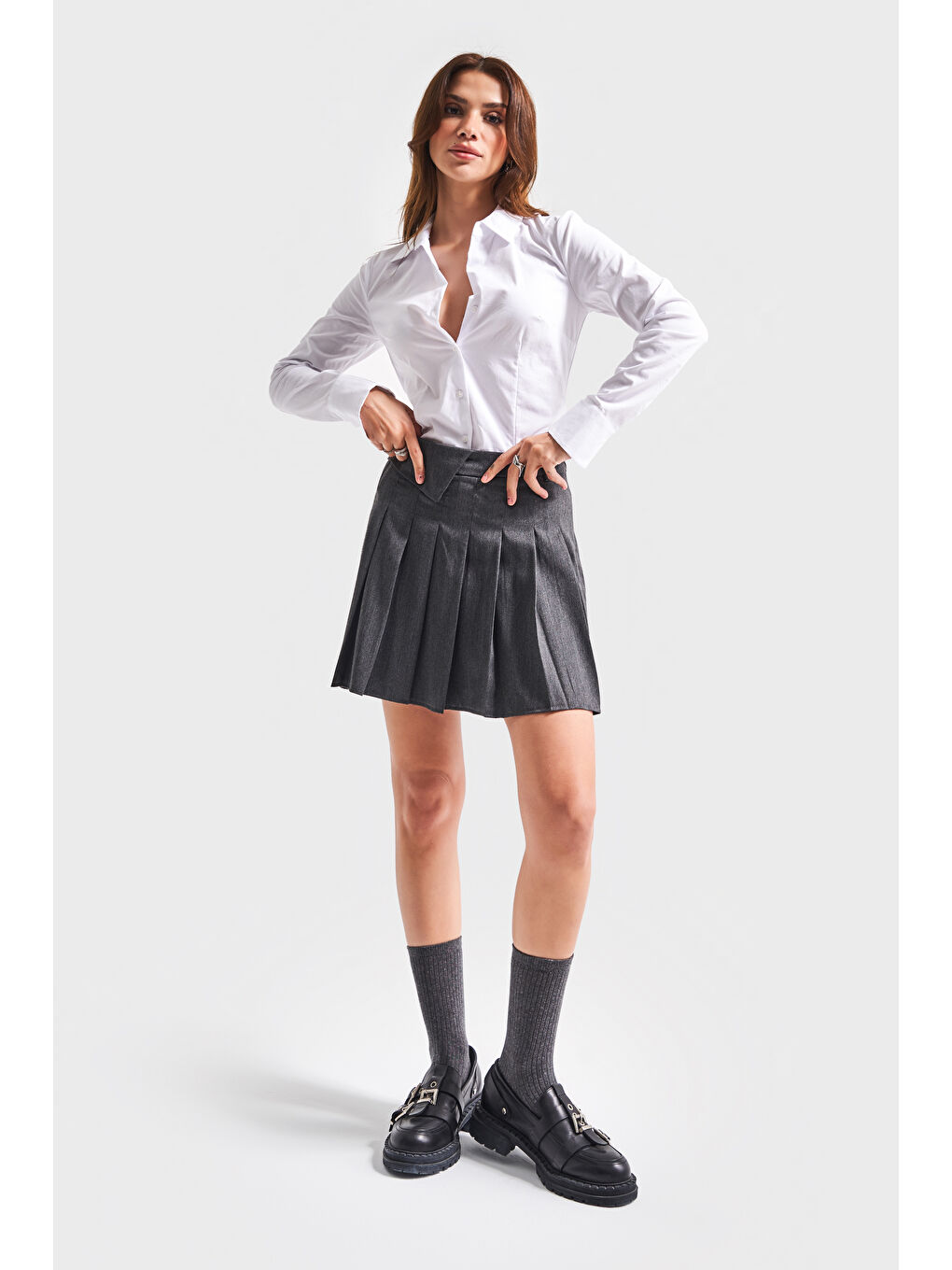 Gri Kadın Füme Renk S5-45 Kemer Detaylı Pileli Mini Kumaş Etek-1