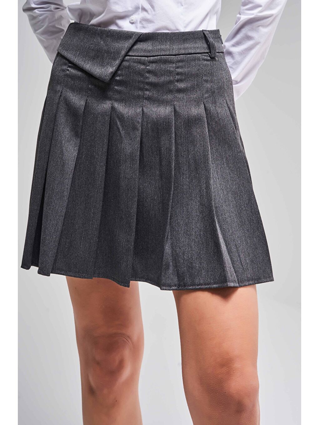 Gri Kadın Füme Renk S5-45 Kemer Detaylı Pileli Mini Kumaş Etek-2