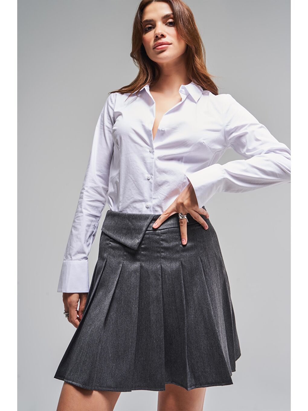 Gri Kadın Füme Renk S5-45 Kemer Detaylı Pileli Mini Kumaş Etek-4