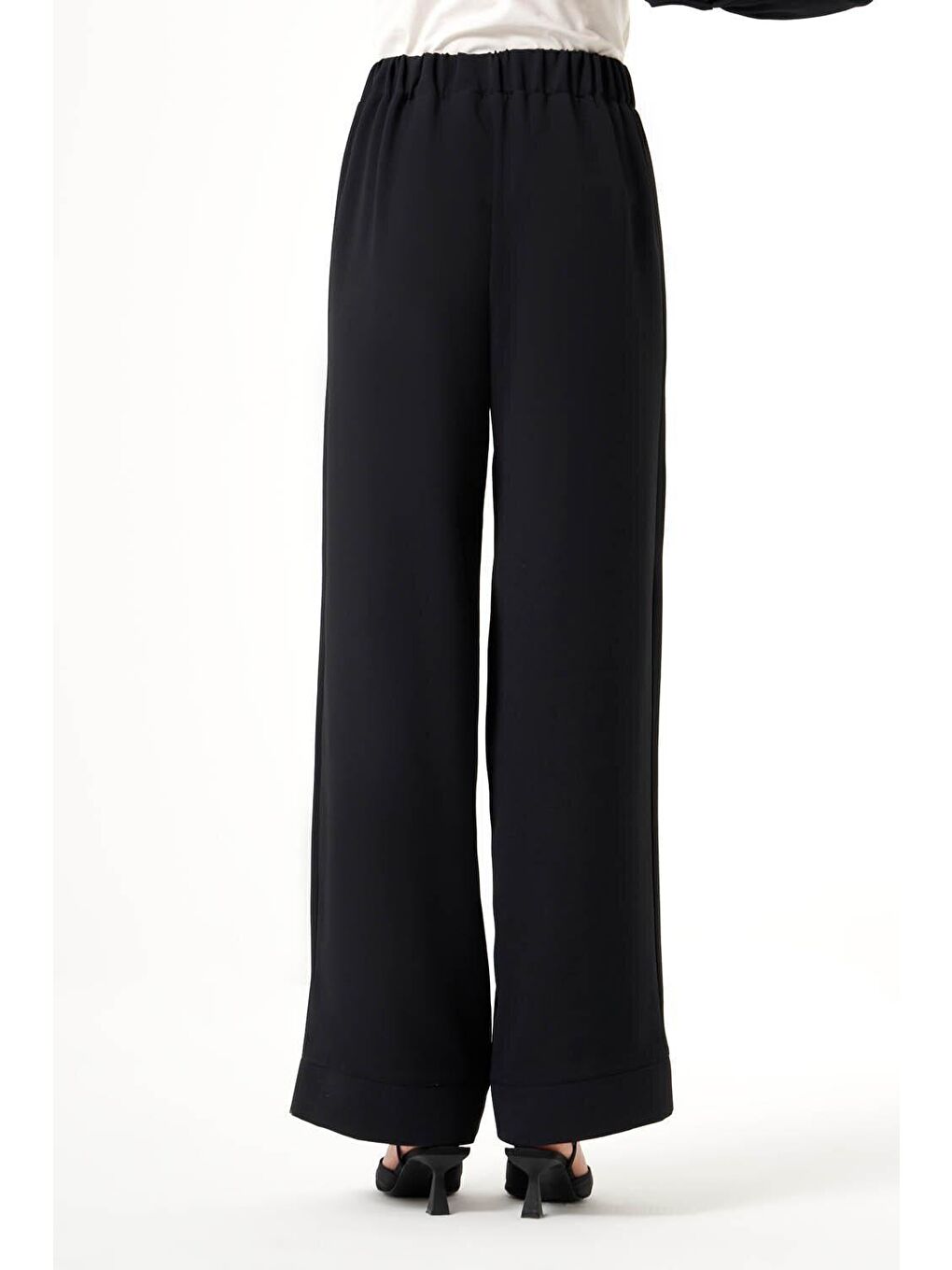 Paçası Parçalı Siyah Pantolon