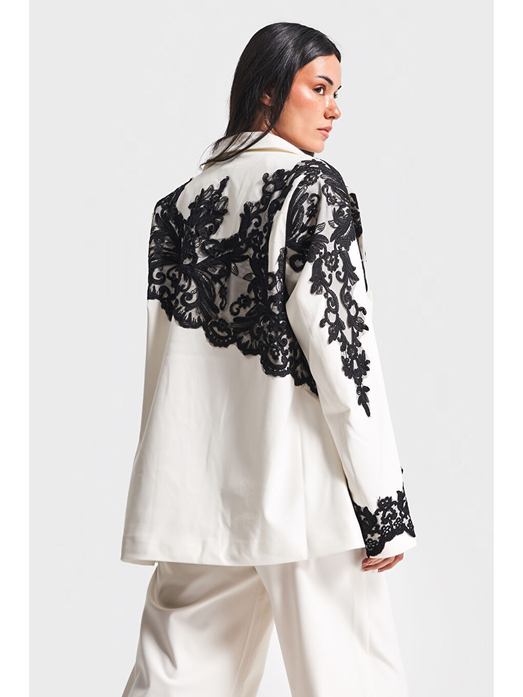 Kadın Ekru Renk Dantelli Kruvaze Tasarım Ceket-3
