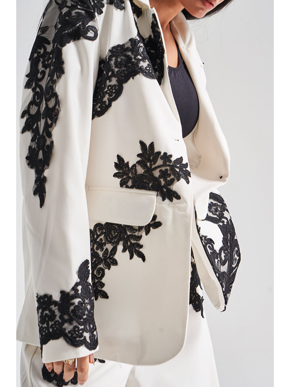Kadın Ekru Renk Dantelli Kruvaze Tasarım Ceket-4