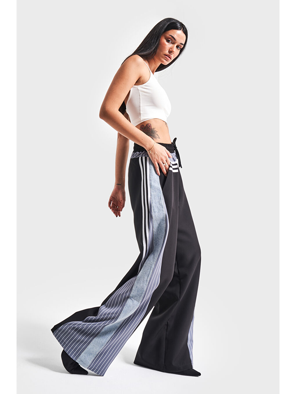 Mavi Kadın Jean Rengi Denim Kumaş Parçalı Şerit Detaylı Bol Kesim Tasarım Denim Pantolon