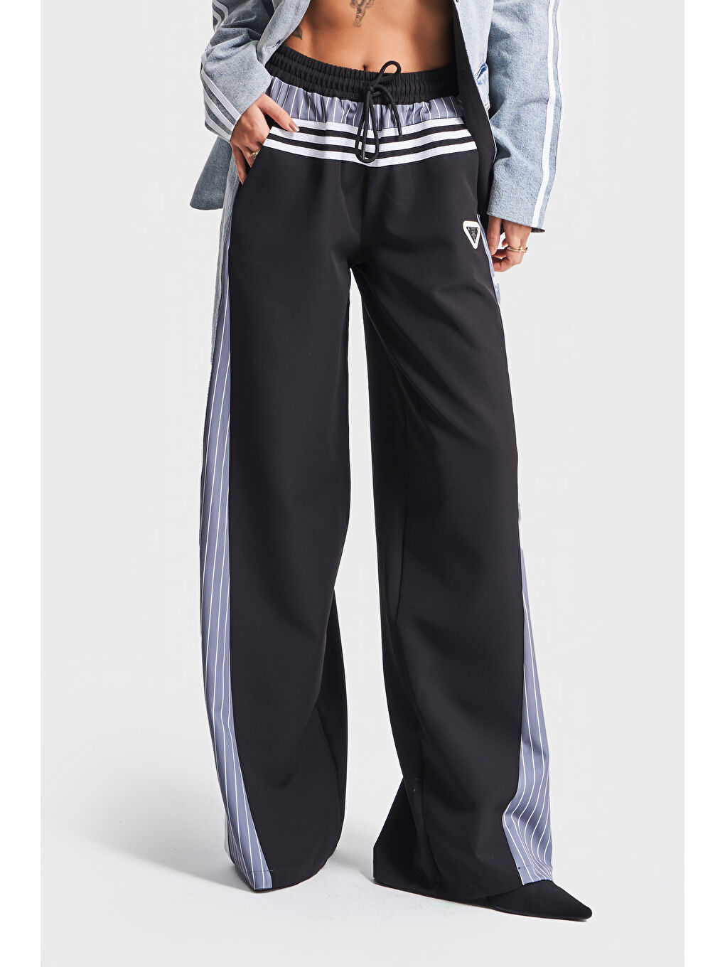 Mavi Kadın Jean Rengi Denim Kumaş Parçalı Şerit Detaylı Bol Kesim Tasarım Denim Pantolon-1