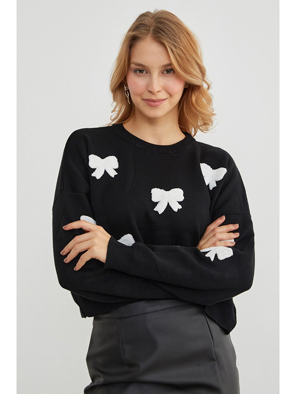 Siyah Kurdele Nakışlı Bisiklet Yaka Oversize Triko Kazak-1