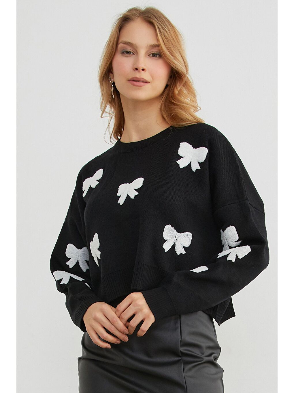 Siyah Kurdele Nakışlı Bisiklet Yaka Oversize Triko Kazak-3