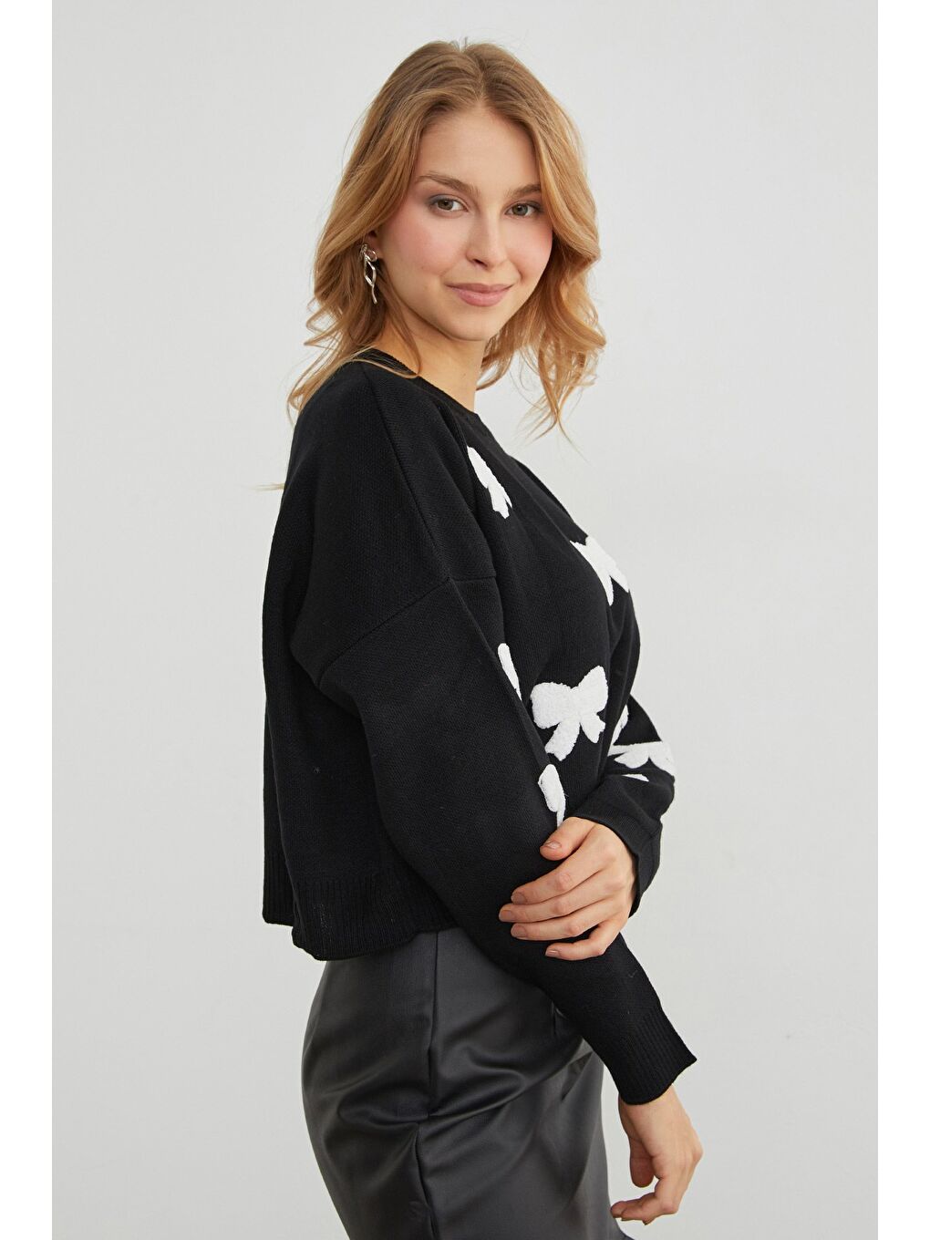 Siyah Kurdele Nakışlı Bisiklet Yaka Oversize Triko Kazak-4