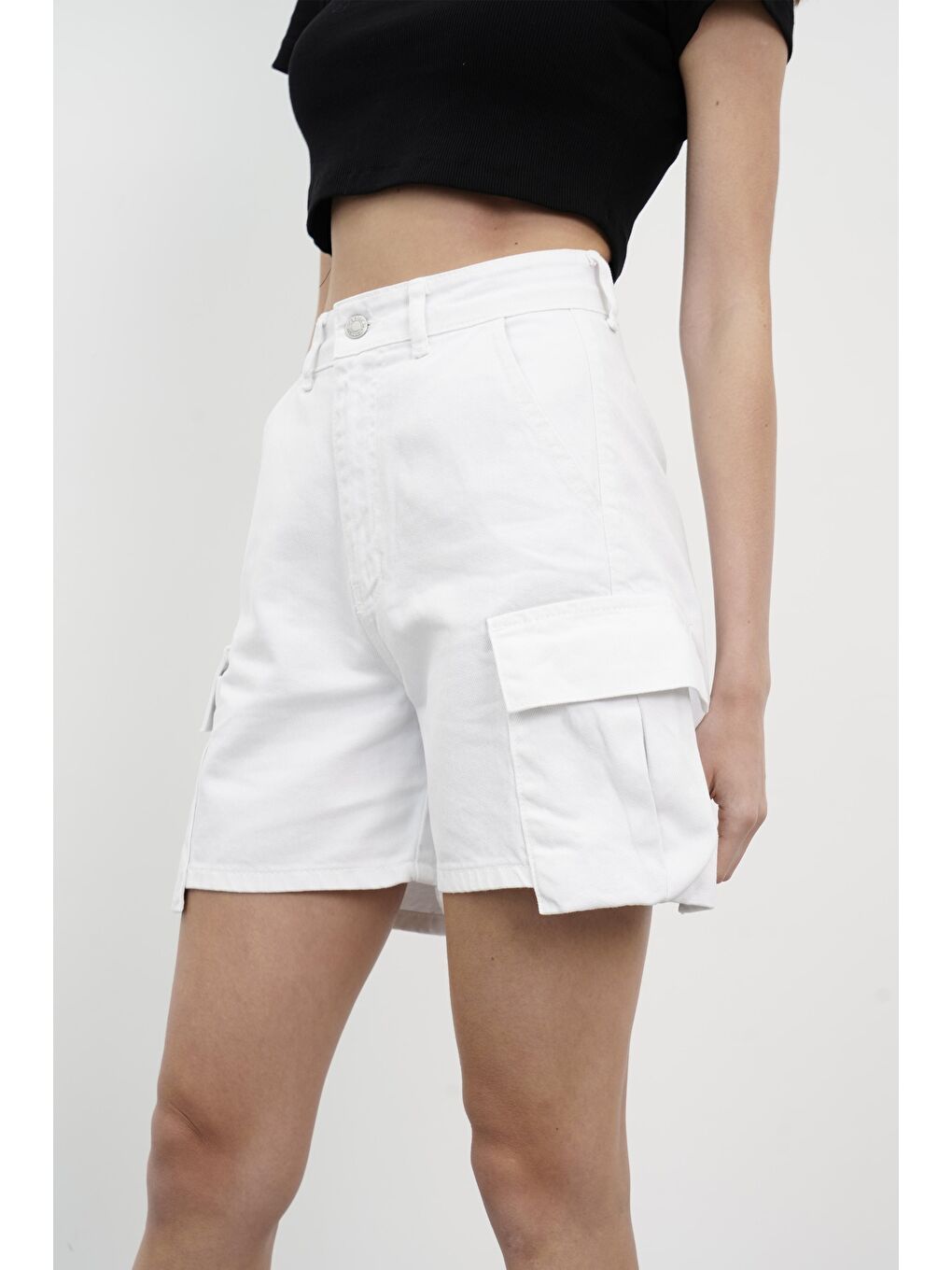 Kadın Optik Beyaz Renk Kargo Cep Denim Şort