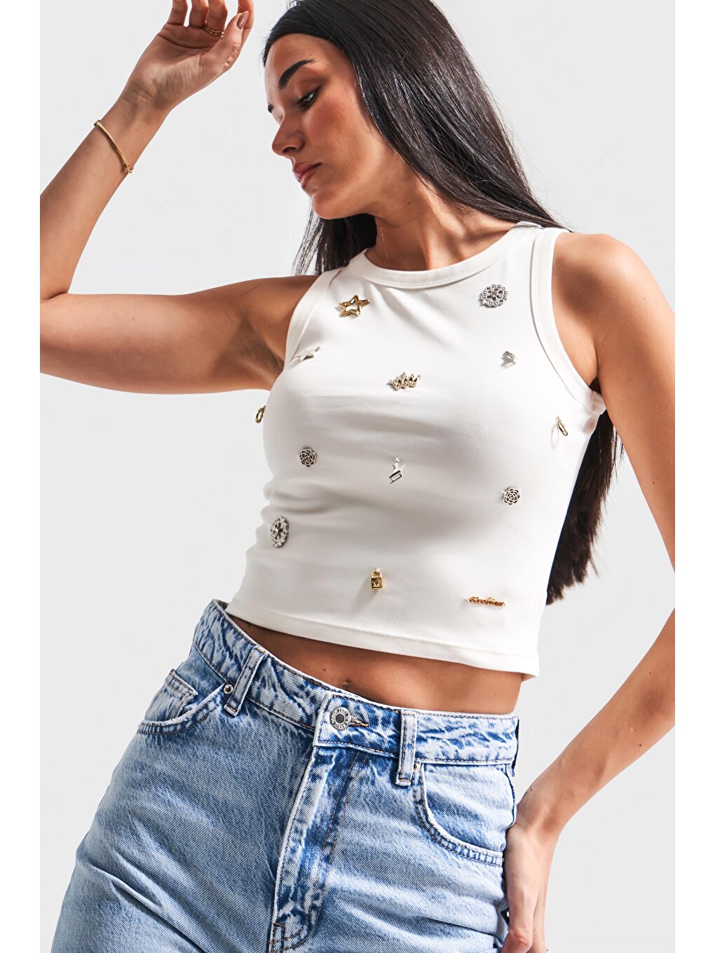 Kadın Ekru Renk Obje Detaylı Halter Kesim Tasarım Crop Top-1