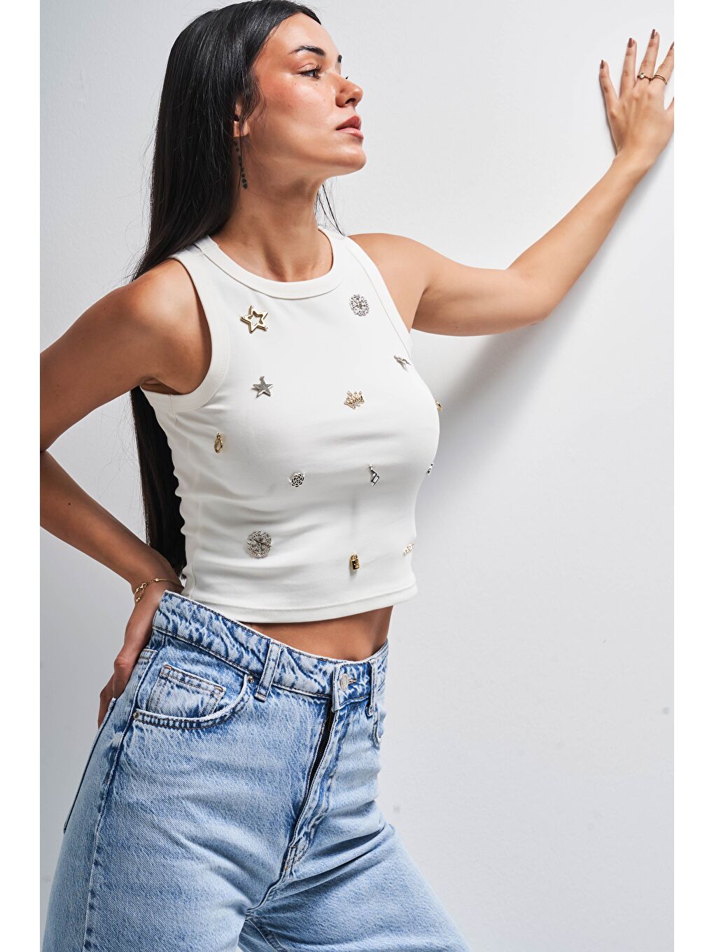 Kadın Ekru Renk Obje Detaylı Halter Kesim Tasarım Crop Top-2