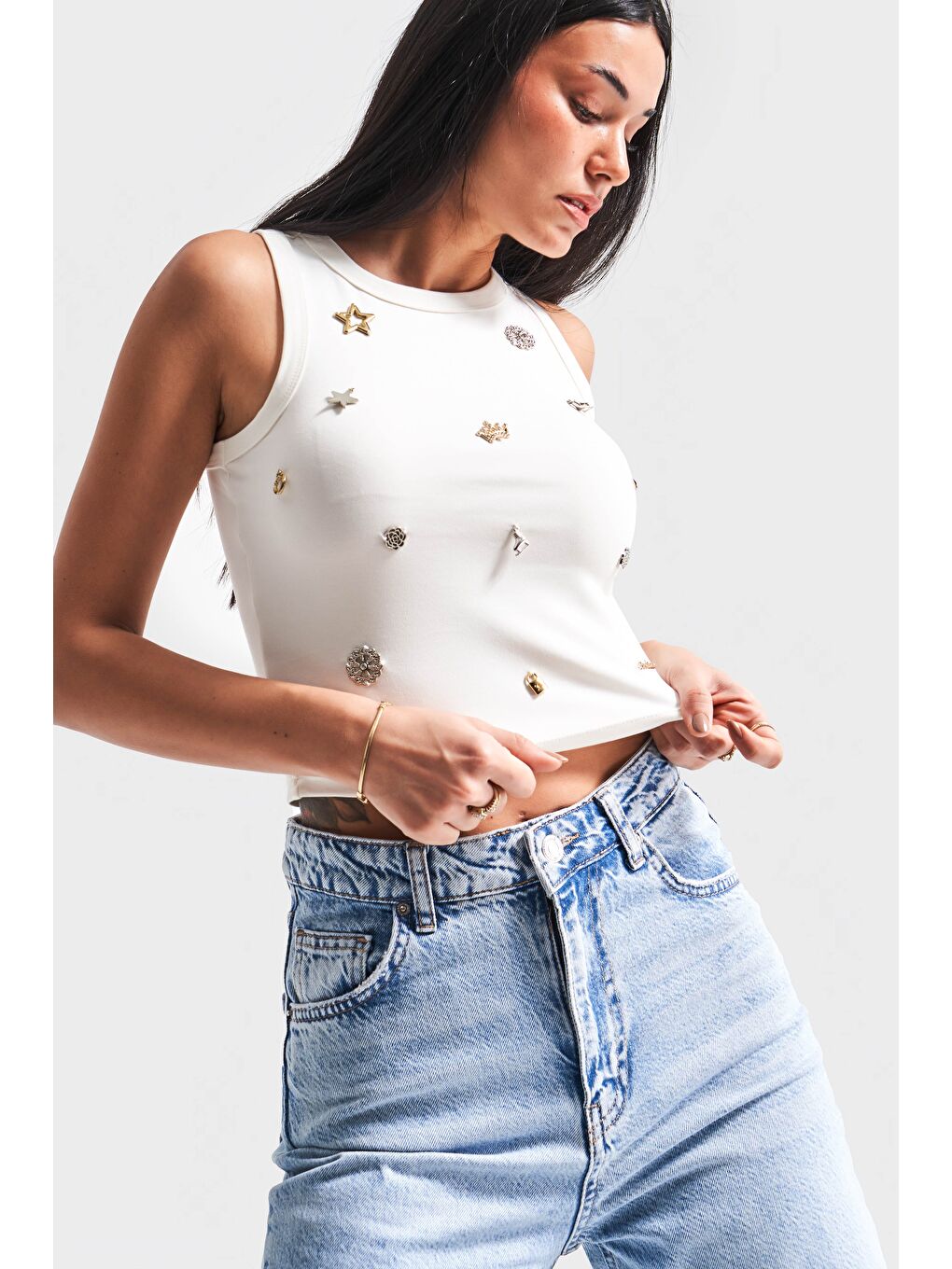 Kadın Ekru Renk Obje Detaylı Halter Kesim Tasarım Crop Top-3