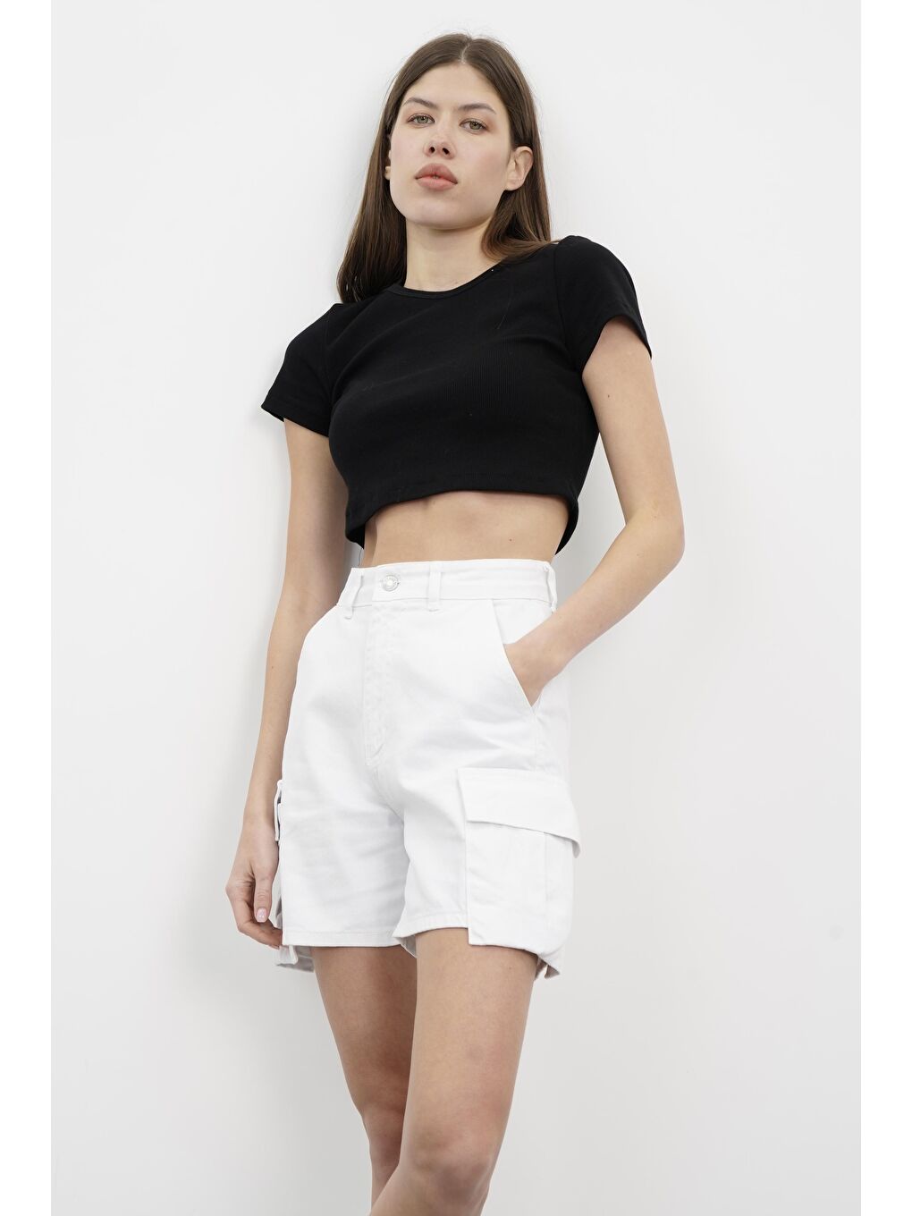 Kadın Optik Beyaz Renk Kargo Cep Denim Şort-1